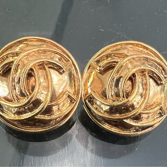 Chanel gold clip on earrings. - Picture 1 of 4